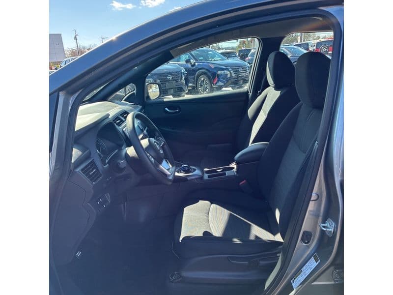 2022 Nissan LEAF view 5