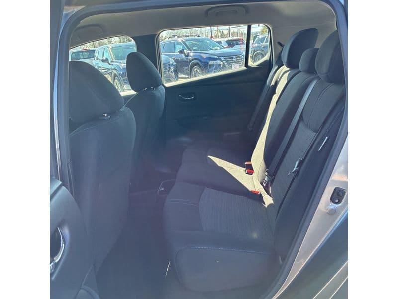 2022 Nissan LEAF view 6
