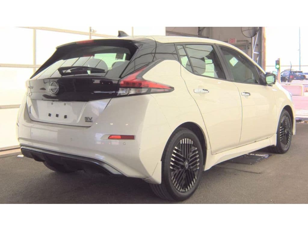 2023 Nissan LEAF view 3