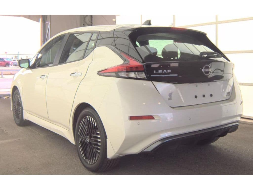 2023 Nissan LEAF view 4