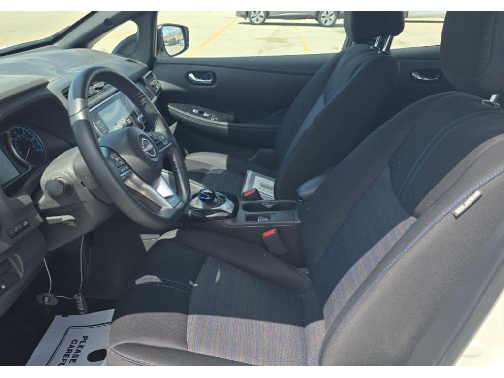 2023 Nissan LEAF view 5