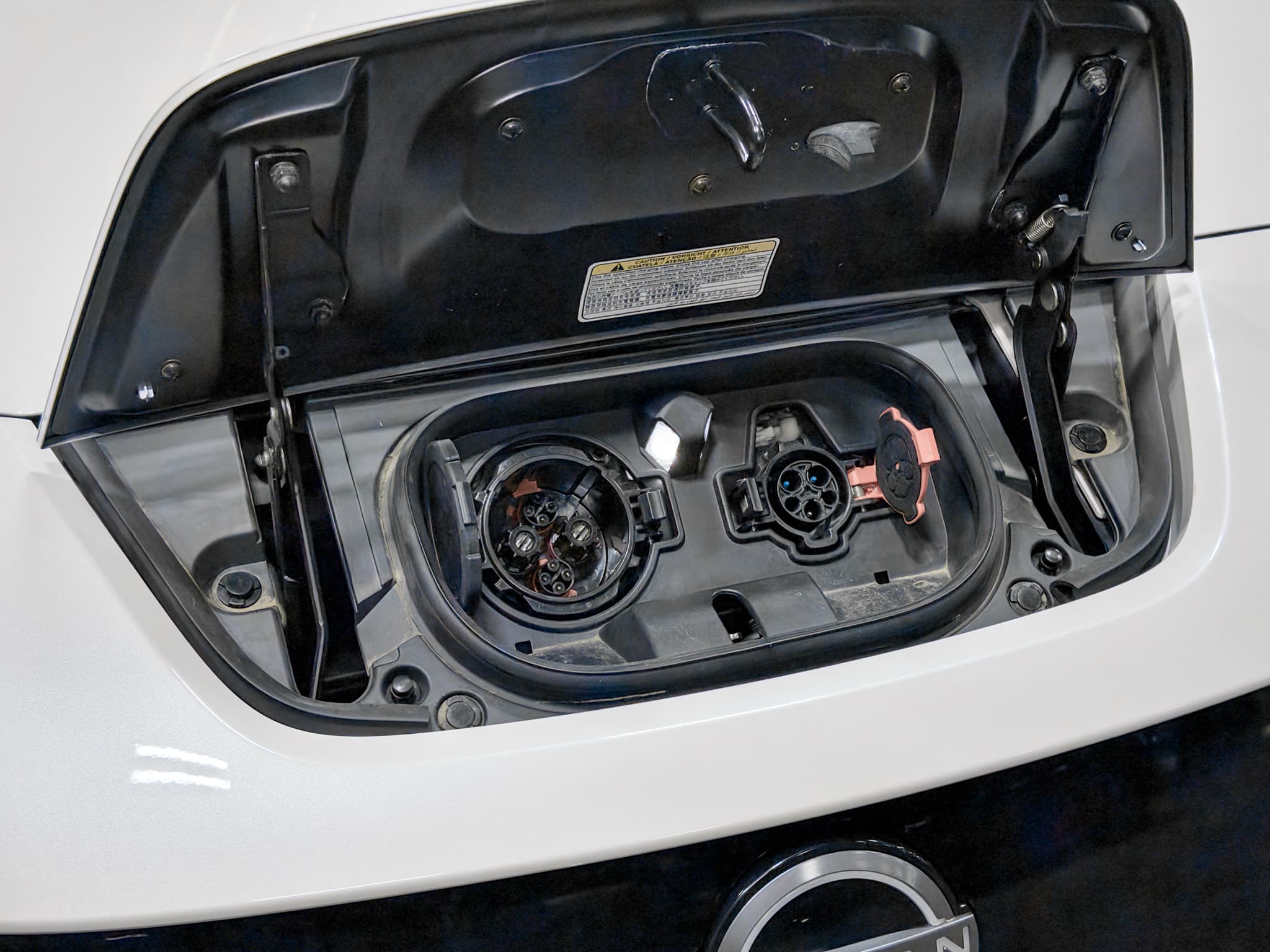 2023 Nissan LEAF view 5
