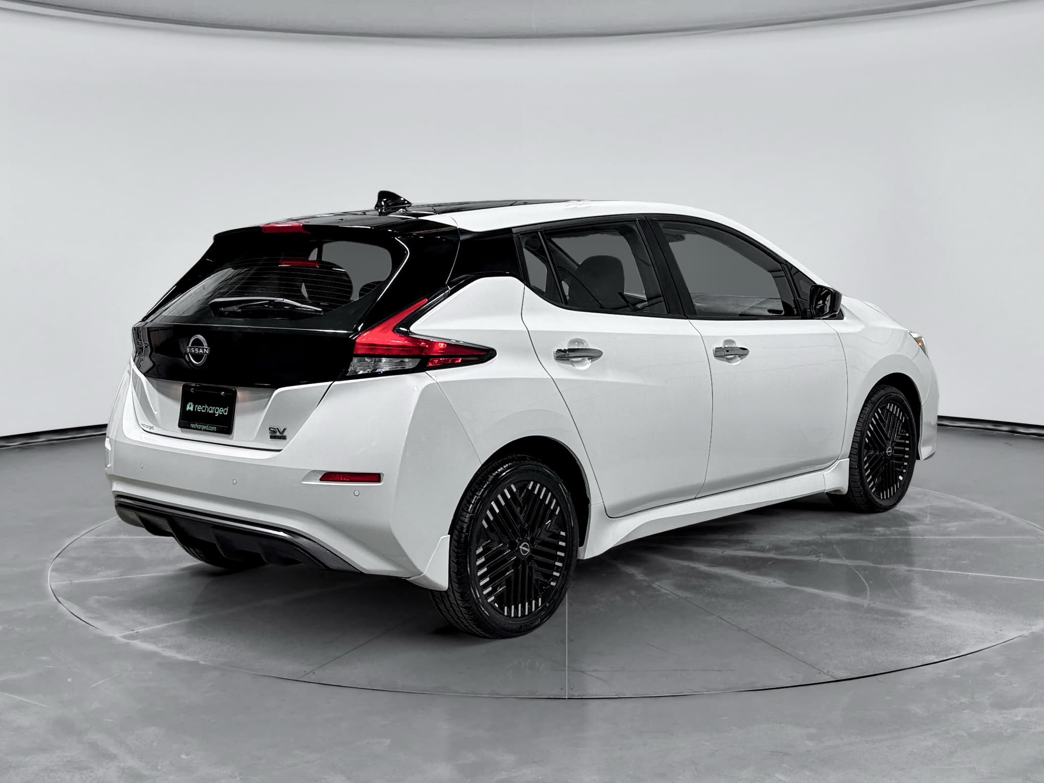 2023 Nissan LEAF view 3