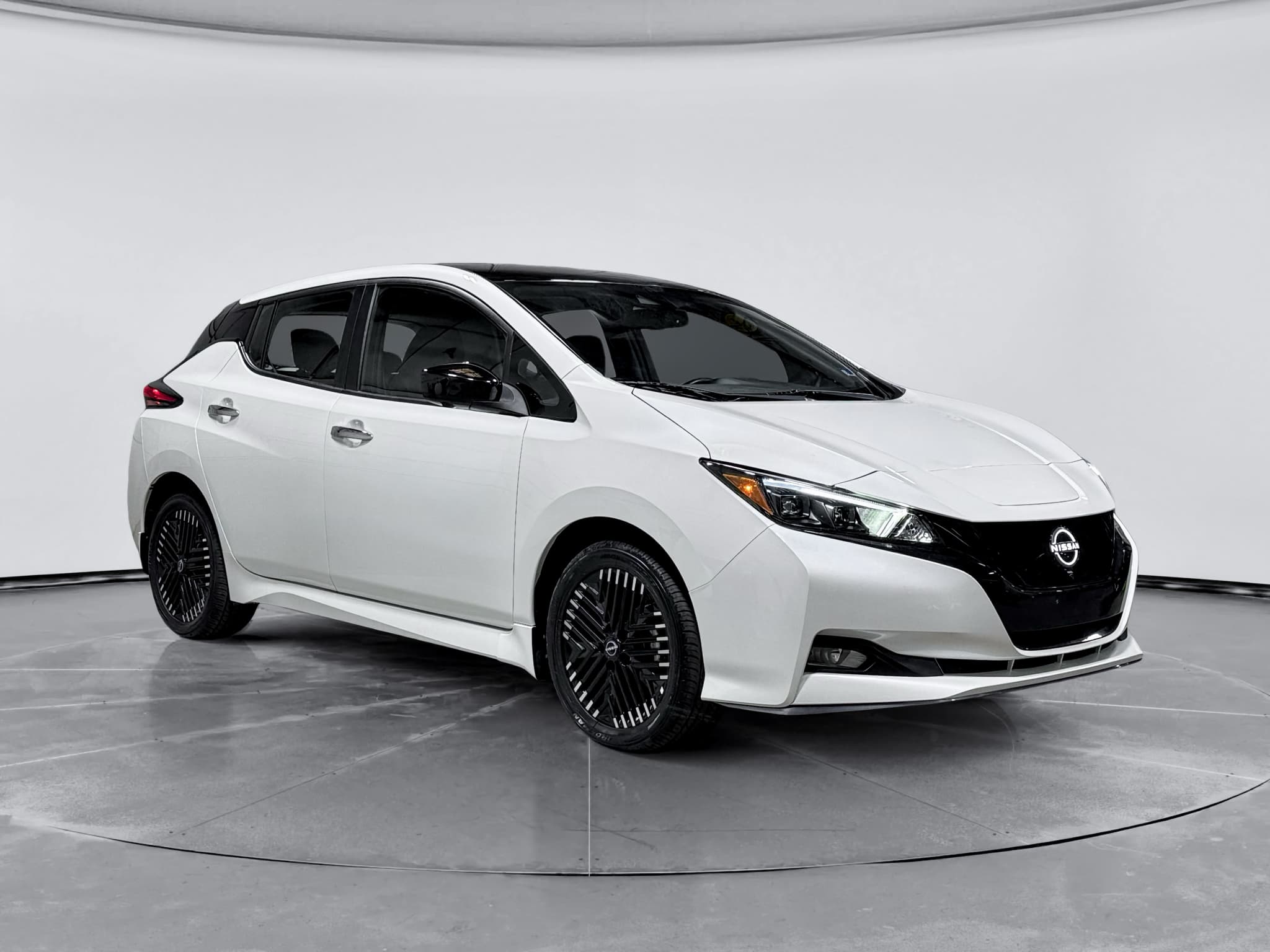 2023 Nissan LEAF view 4