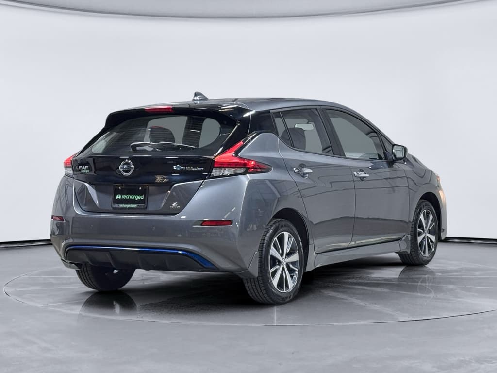 2022 Nissan LEAF view 3