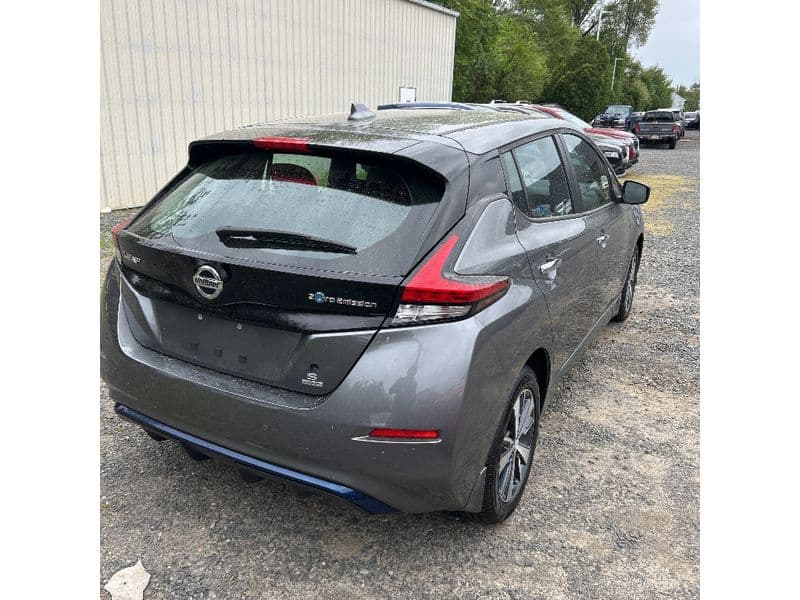 2022 Nissan LEAF view 3