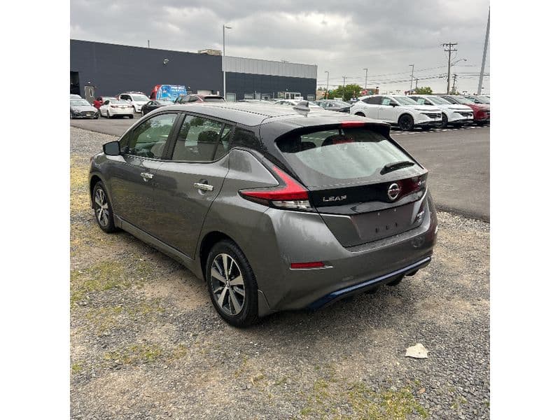 2022 Nissan LEAF view 4
