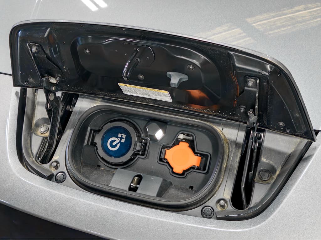 2022 Nissan LEAF view 5