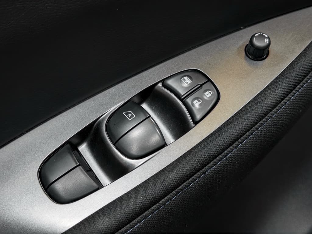 2022 Nissan LEAF view 7
