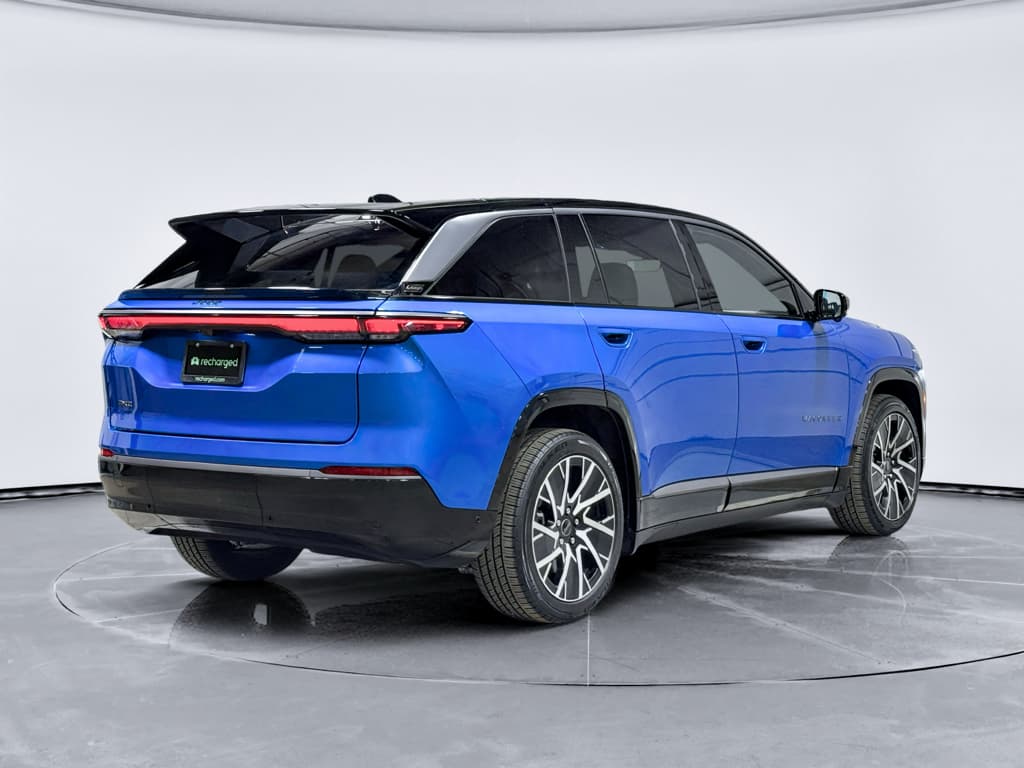 2025 Jeep Wagoneer S view 3