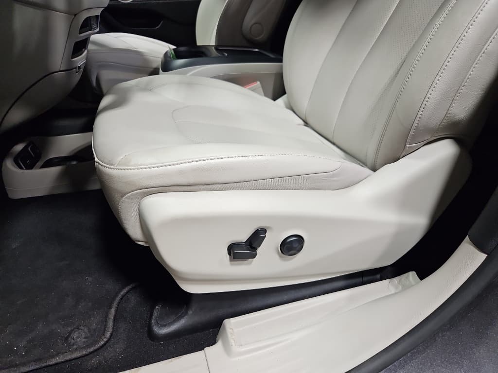 2021 Chrysler Pacifica view 6