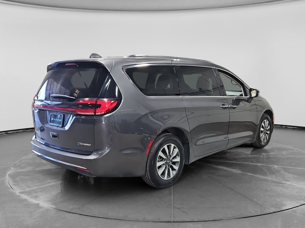2021 Chrysler Pacifica view 3