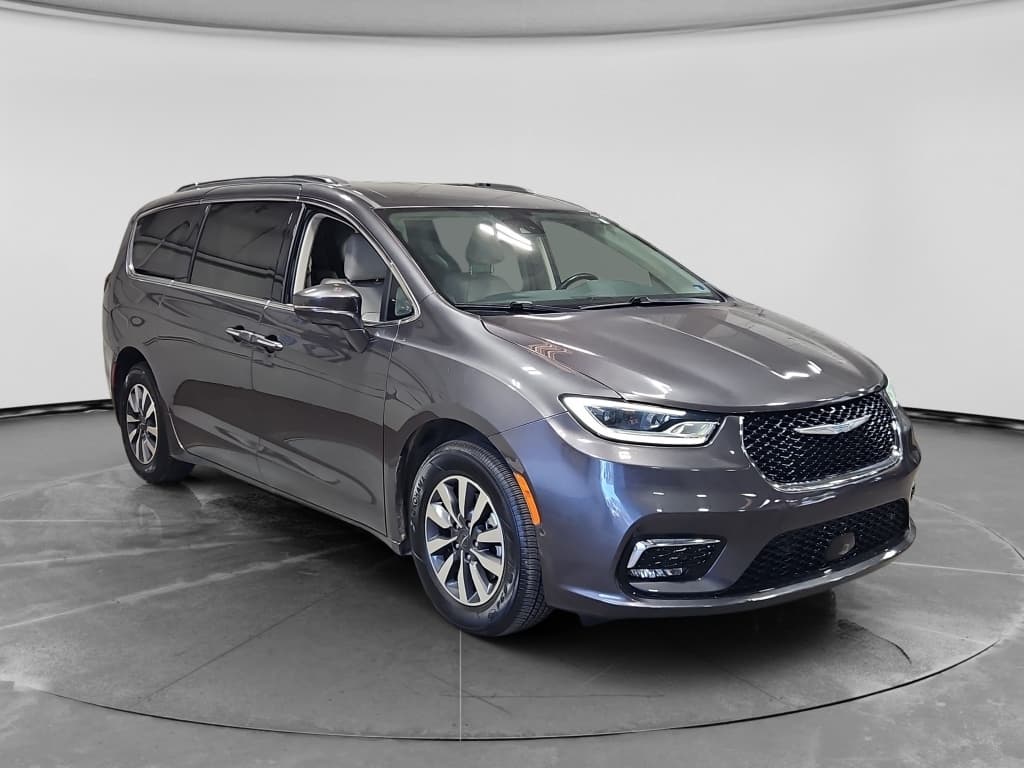 2021 Chrysler Pacifica view 4