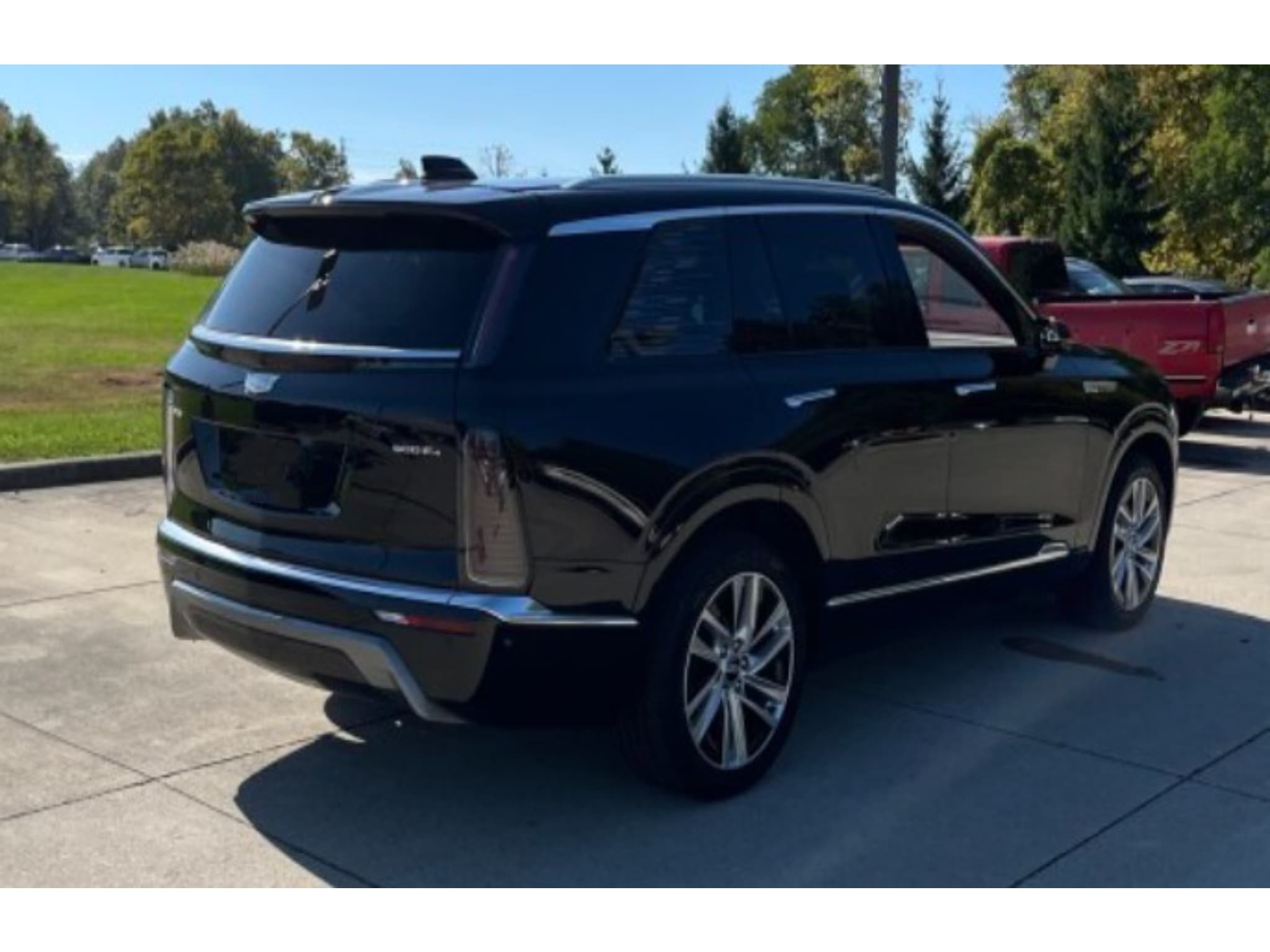 2026 Cadillac Vistiq view 3