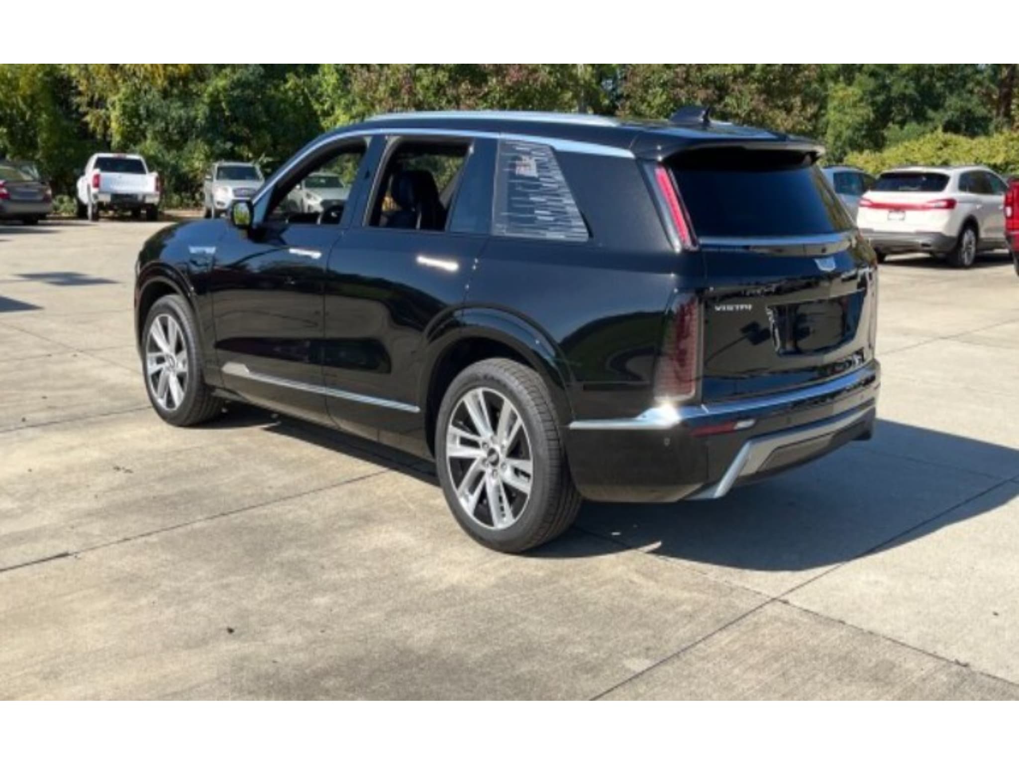 2026 Cadillac Vistiq view 2