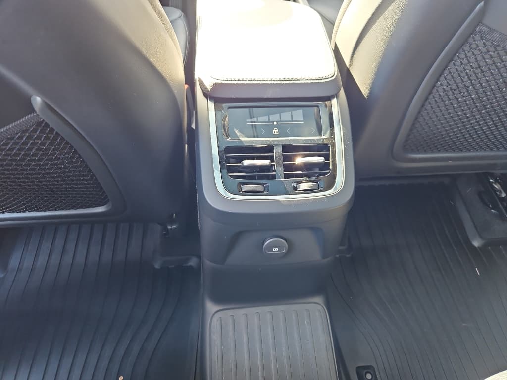 2021 Volvo XC90 view 25