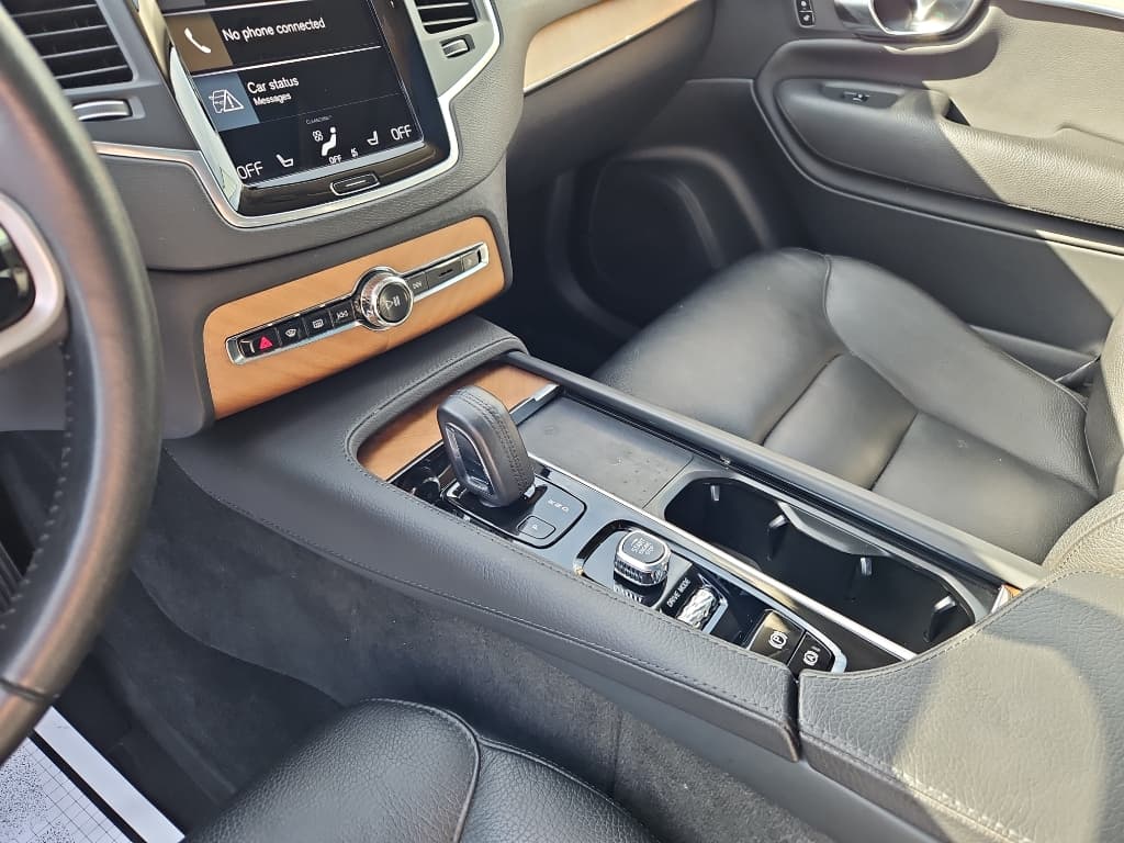 2021 Volvo XC90 view 18