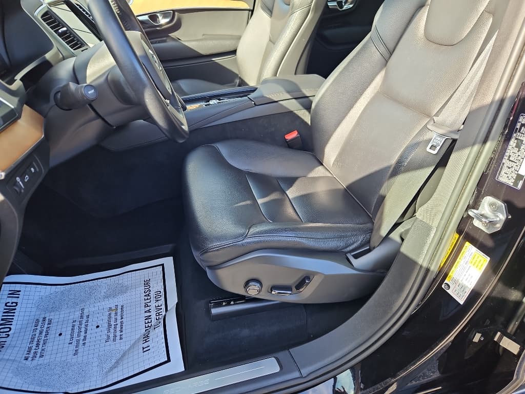 2021 Volvo XC90 view 7