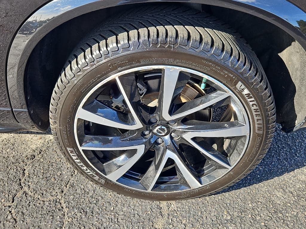 2021 Volvo XC90 view 32