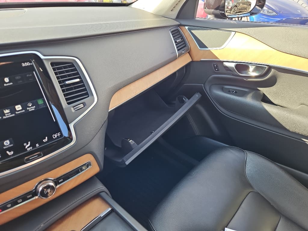 2021 Volvo XC90 view 21