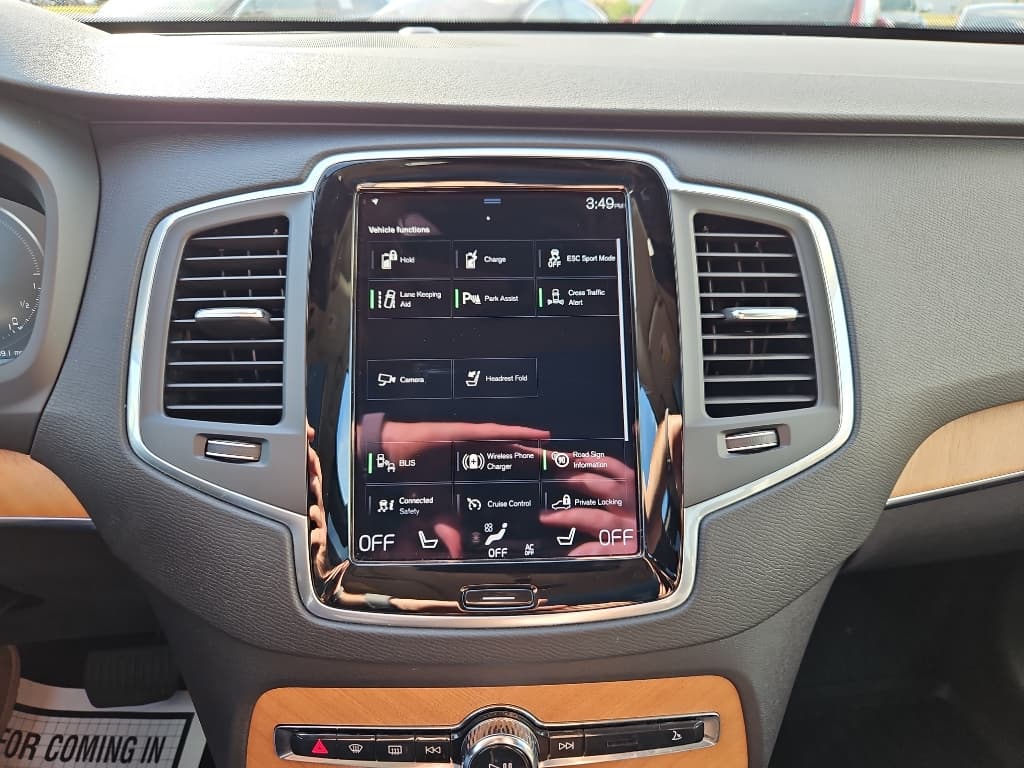 2021 Volvo XC90 view 15