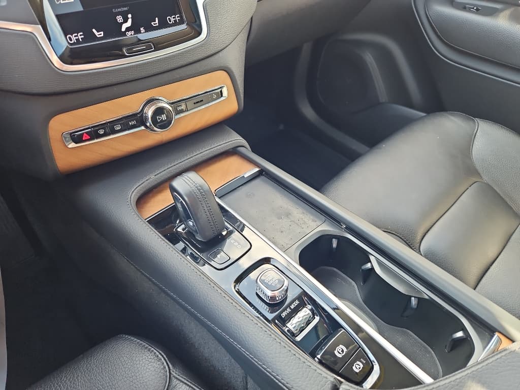 2021 Volvo XC90 view 19