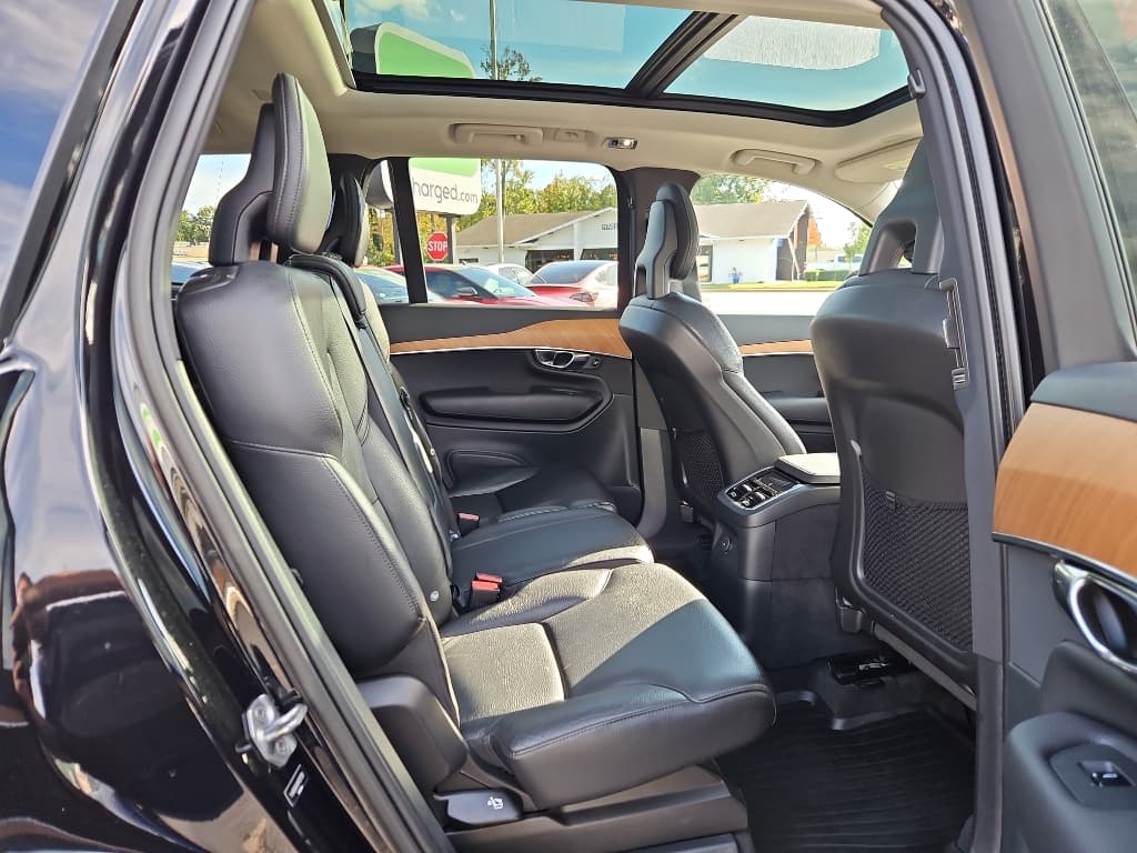2021 Volvo XC90 view 24