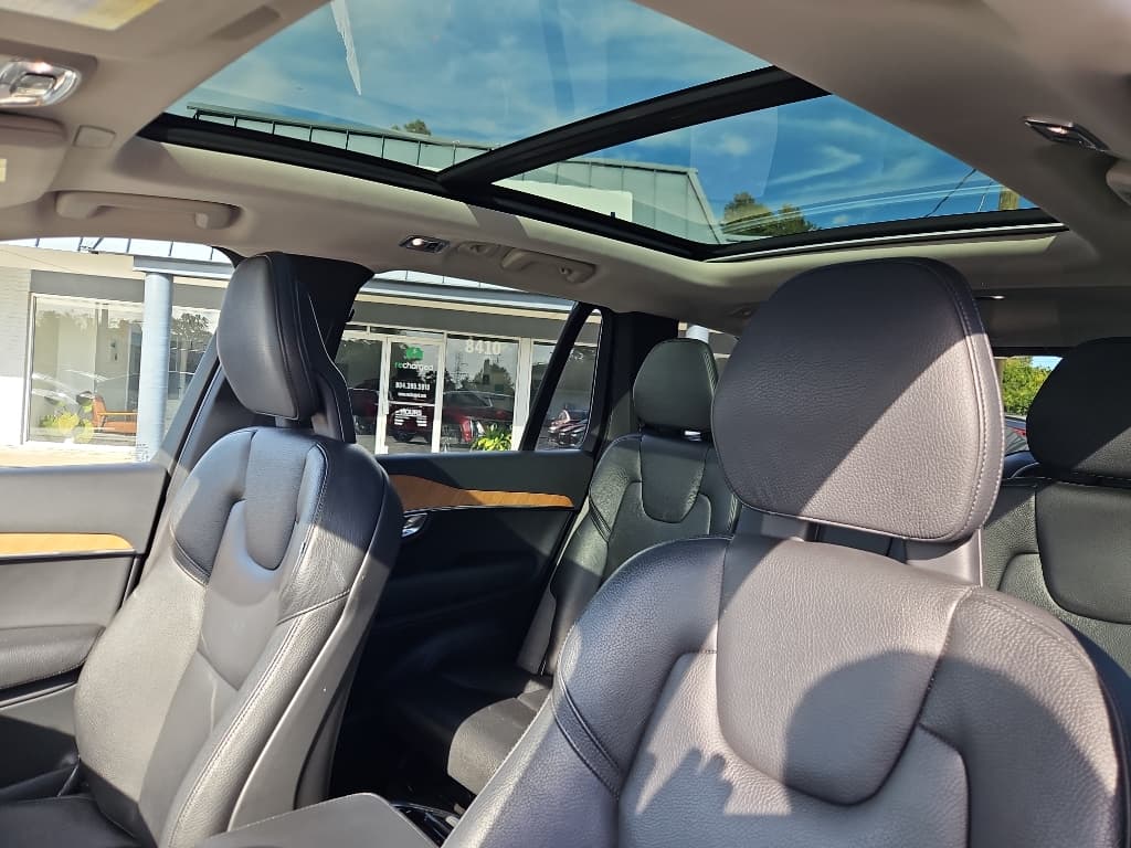2021 Volvo XC90 view 26