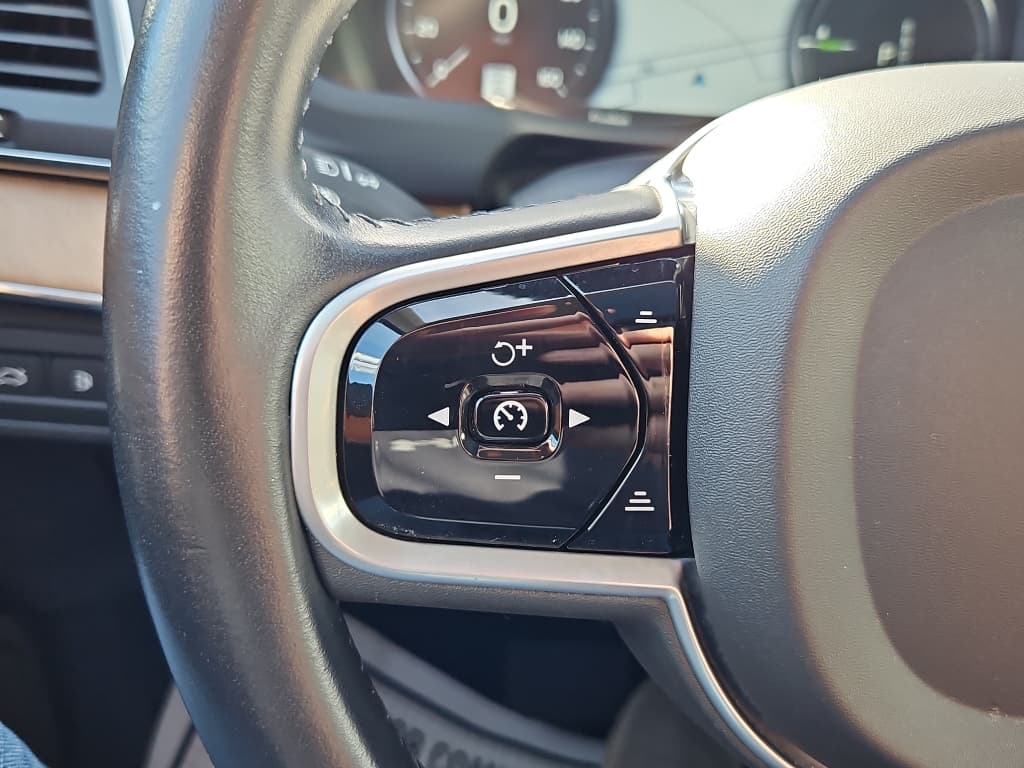 2021 Volvo XC90 view 9