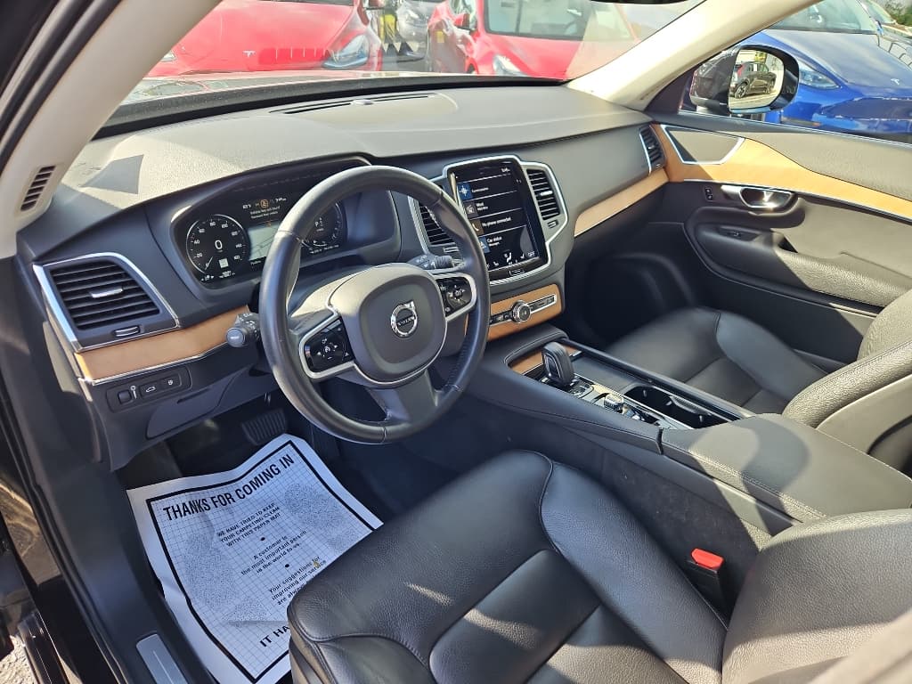 2021 Volvo XC90 view 17