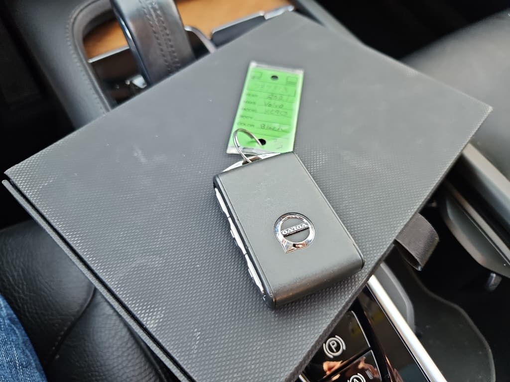 2021 Volvo XC90 view 22