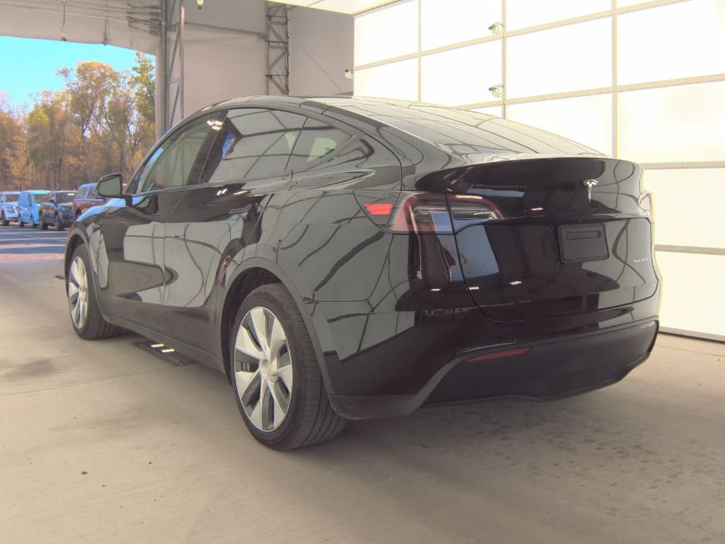 2023 Tesla Model Y view 4