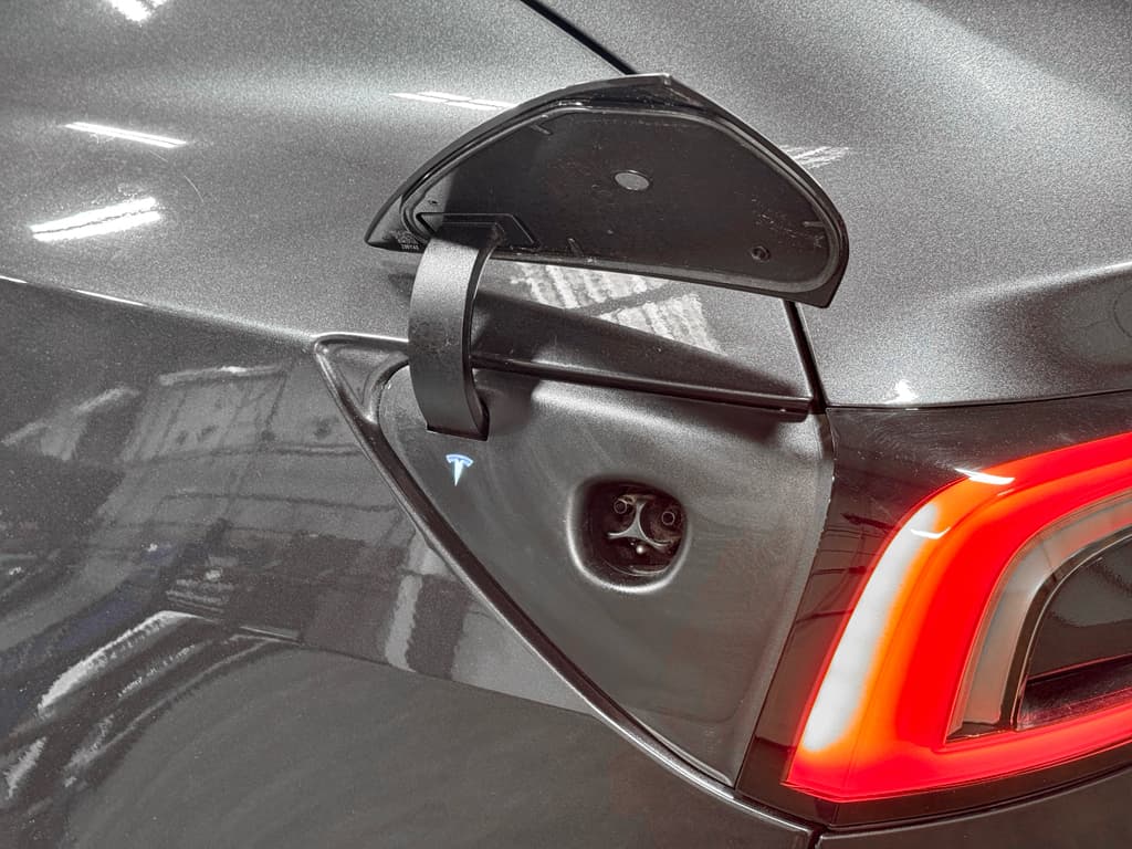 2024 Tesla Model 3 view 5