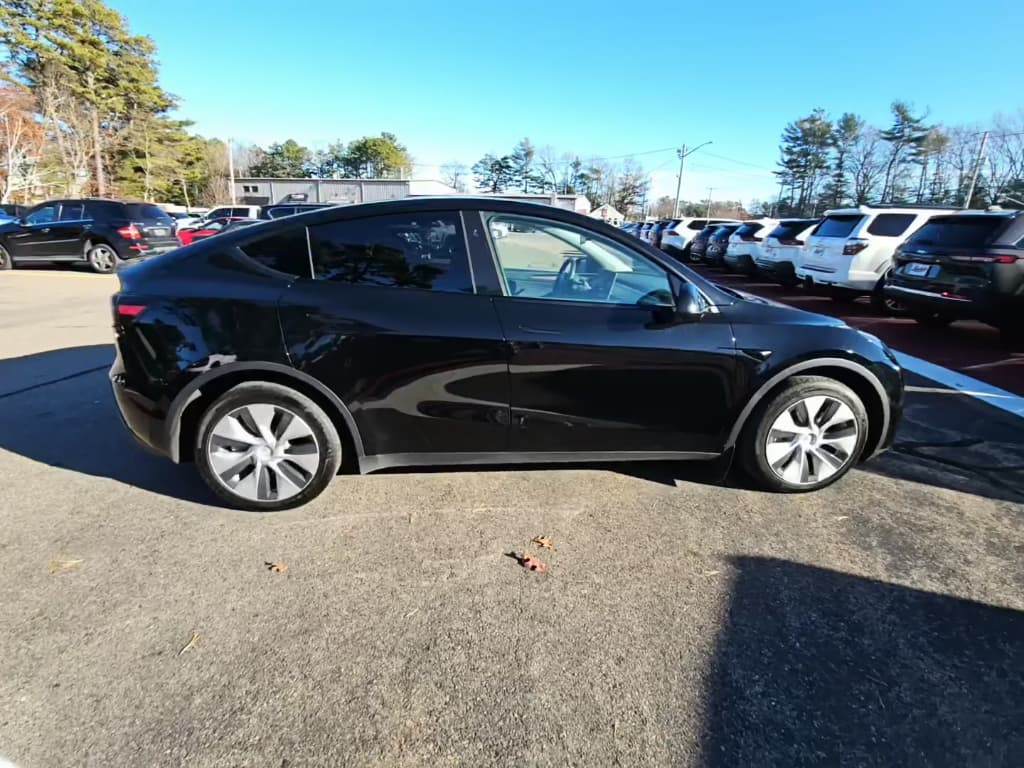 2023 Tesla Model Y view 4