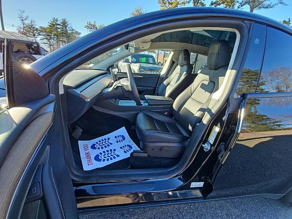 2023 Tesla Model Y view 5