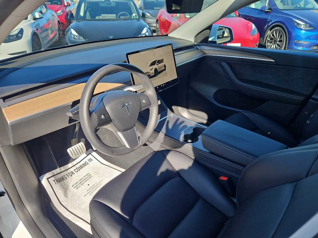 2023 Tesla Model Y view 17