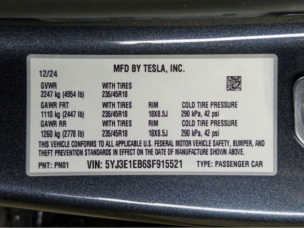 2025 Tesla Model 3 view 28