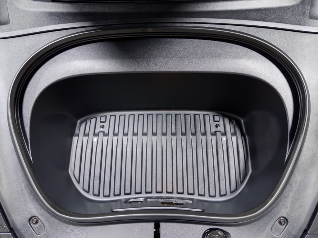 2025 Tesla Model 3 view 25