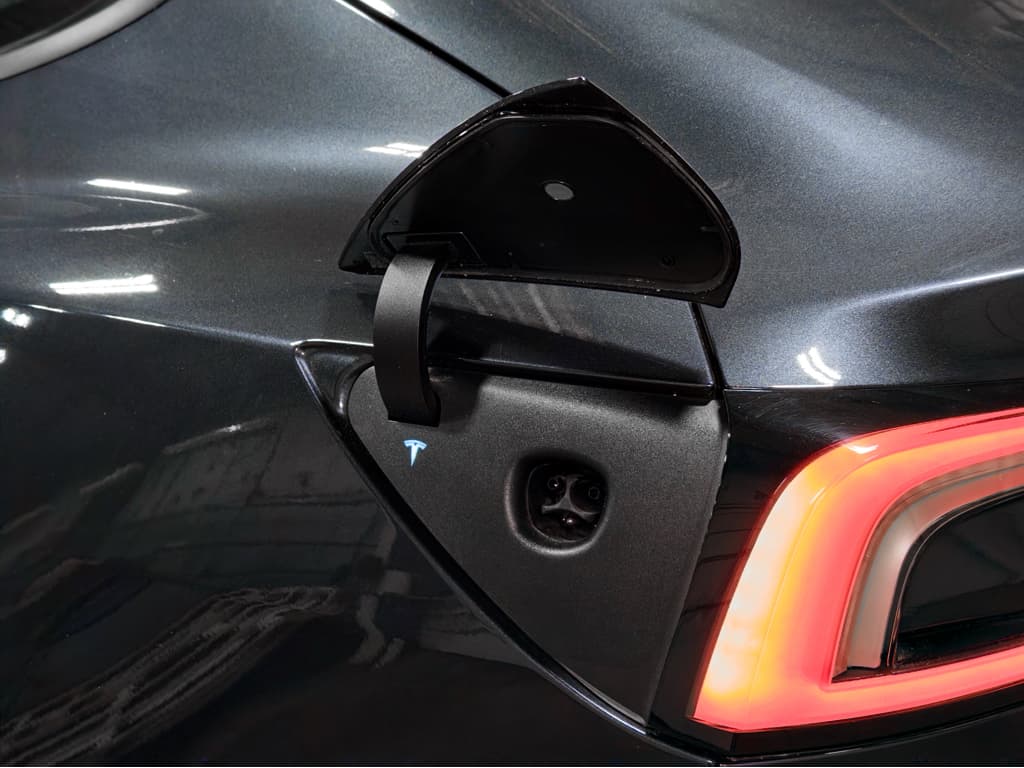 2025 Tesla Model 3 view 5