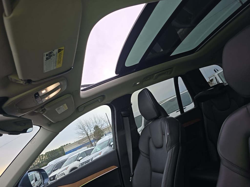 2023 Volvo XC90 view 5