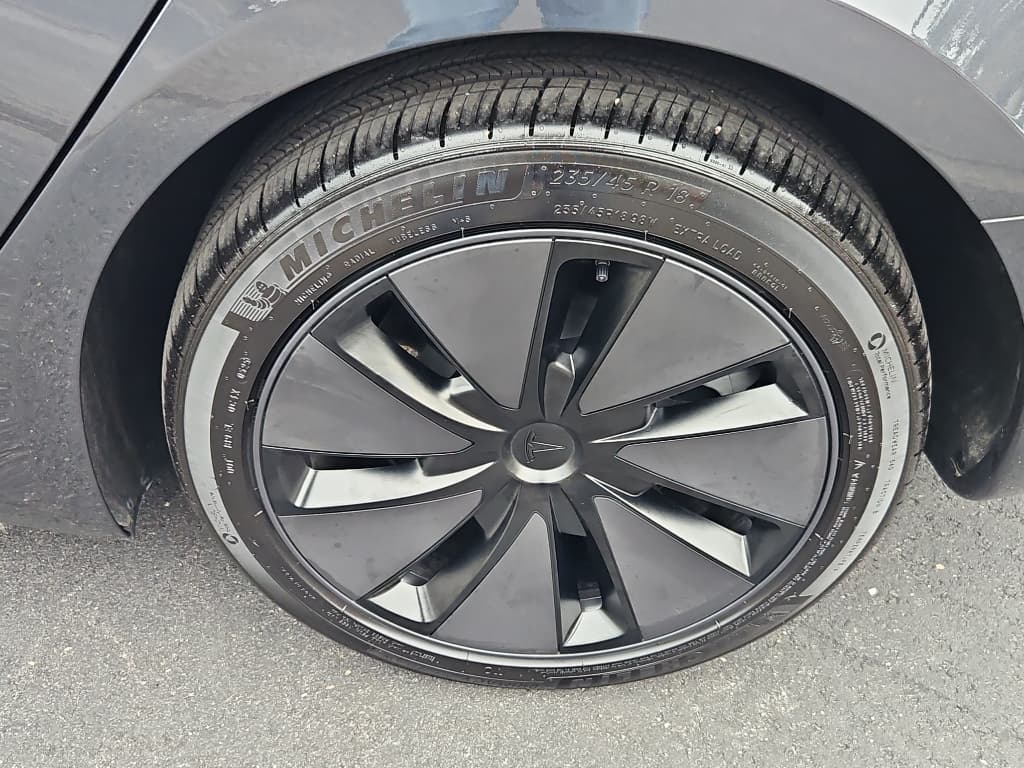 2025 Tesla Model 3 view 31