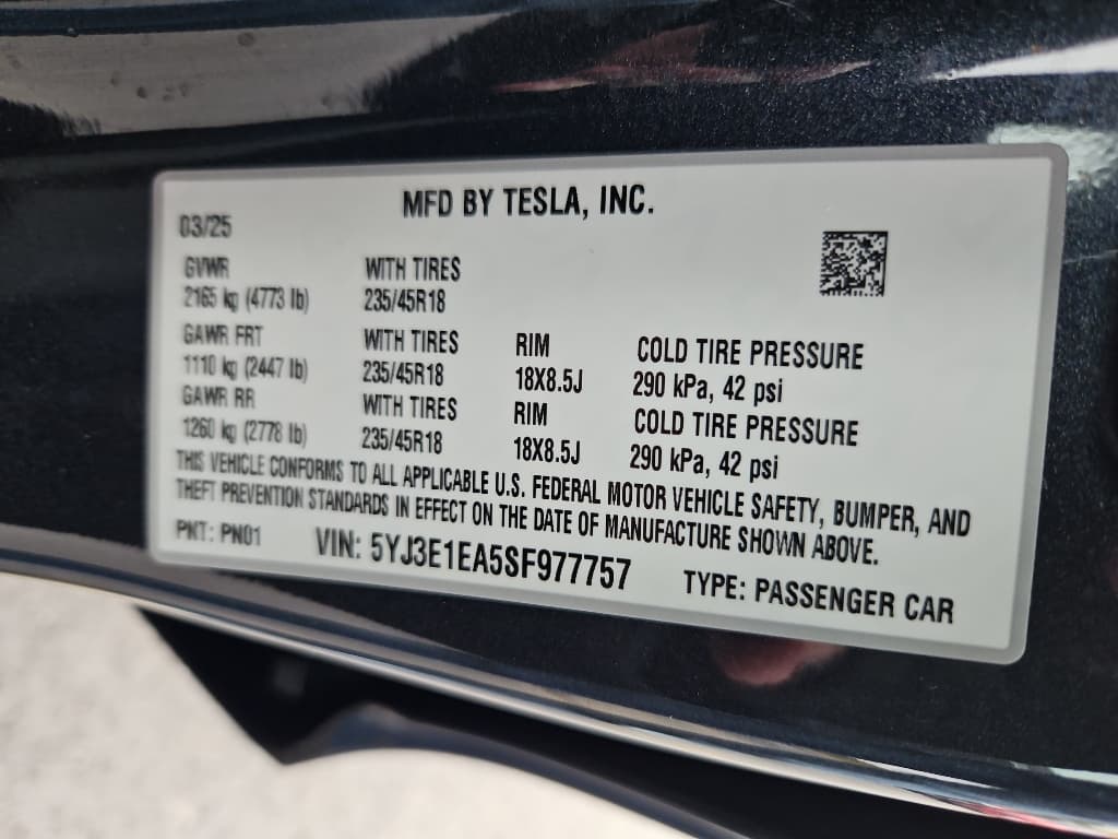 2025 Tesla Model 3 view 27