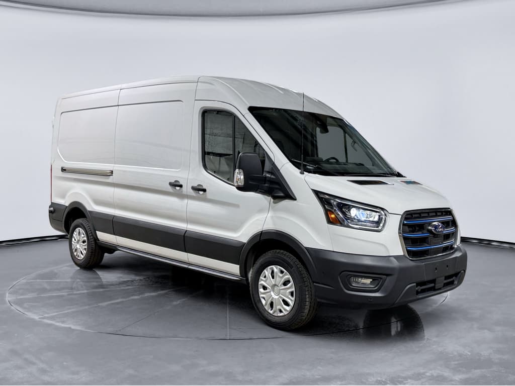 2022 Ford E-Transit view 4