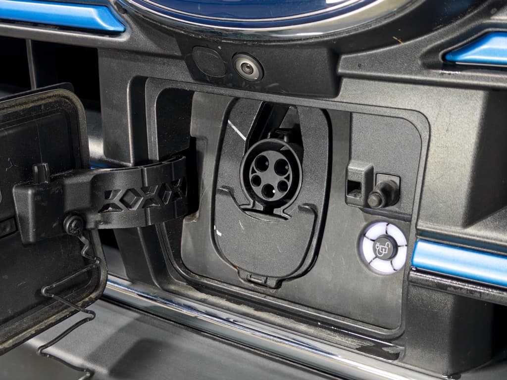 2022 Ford E-Transit view 5