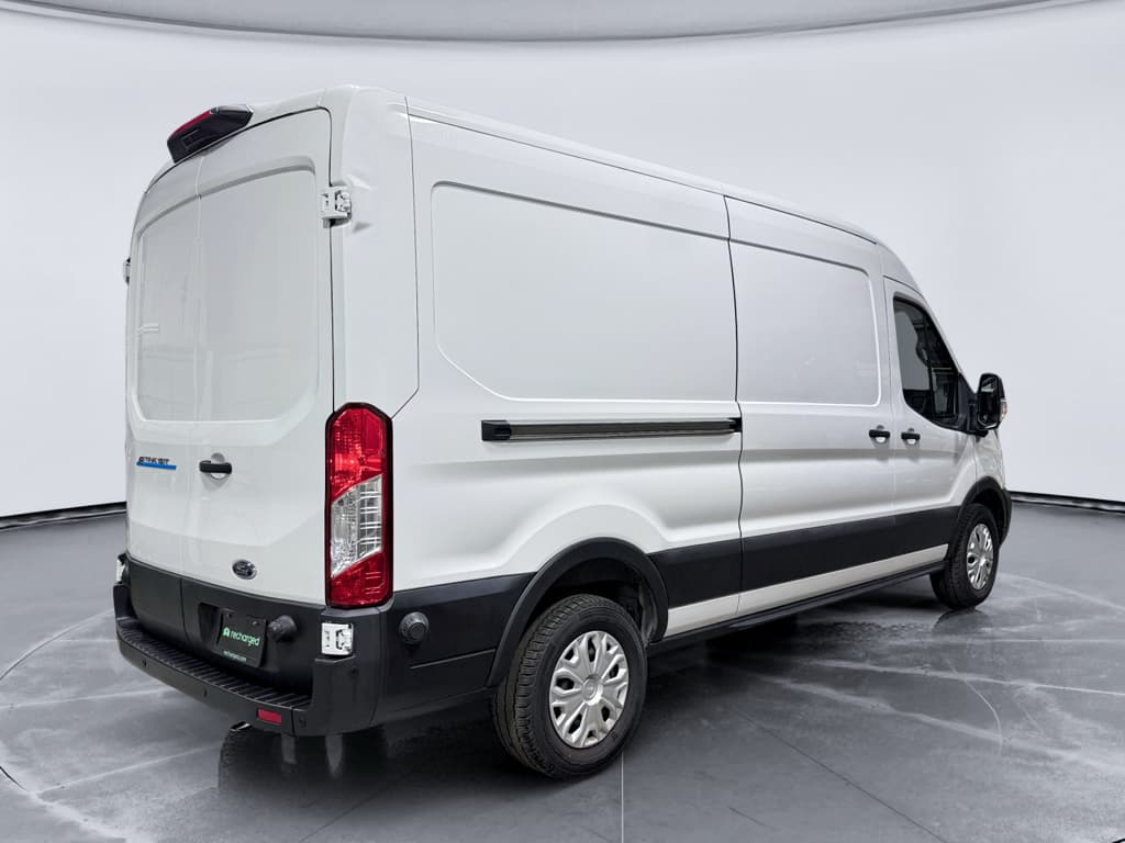 2022 Ford E-Transit view 3