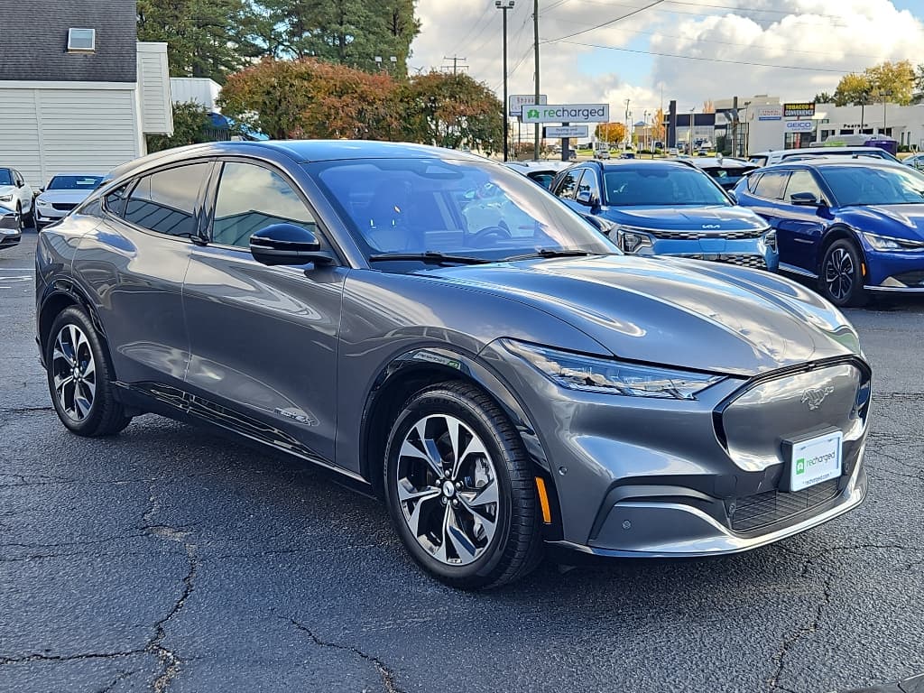 2021 Ford Mustang Mach-E view 4
