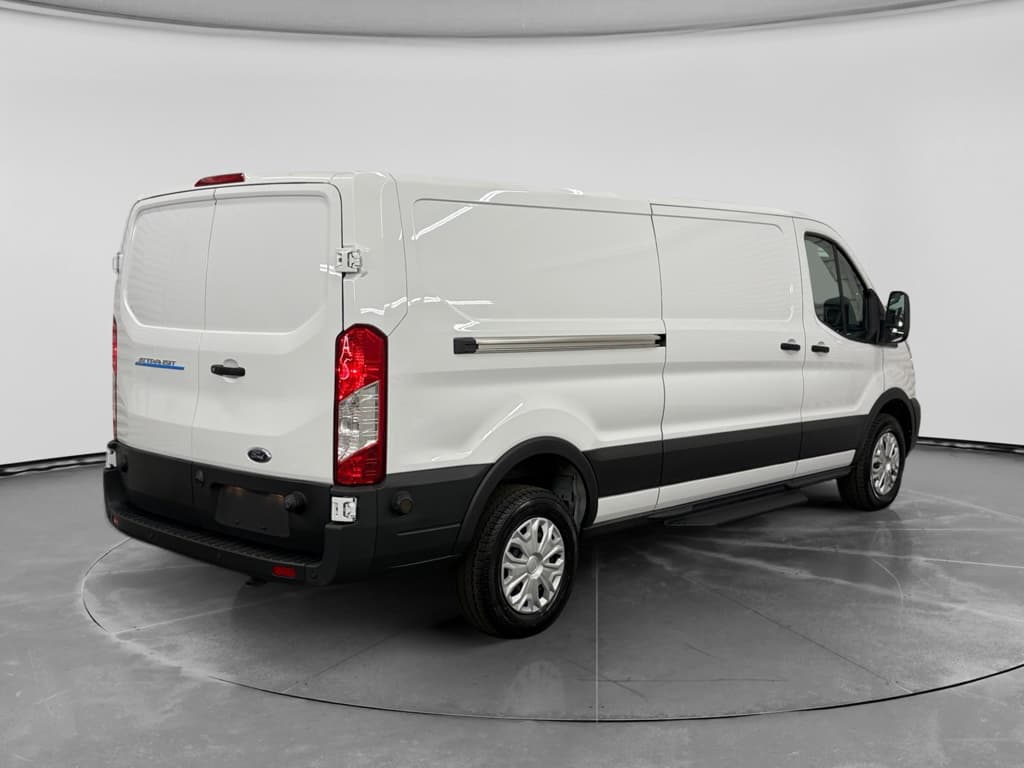 2024 Ford E-Transit view 3