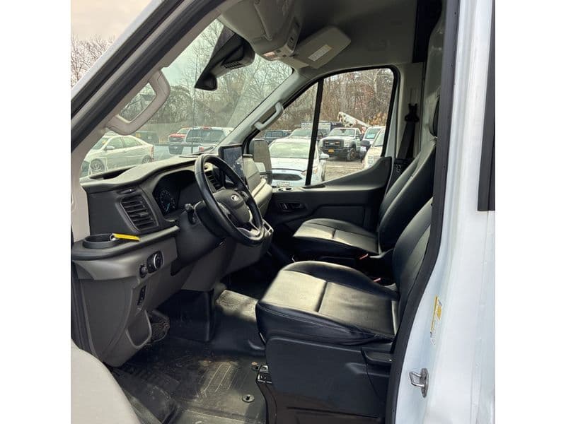 2022 Ford E-Transit view 5
