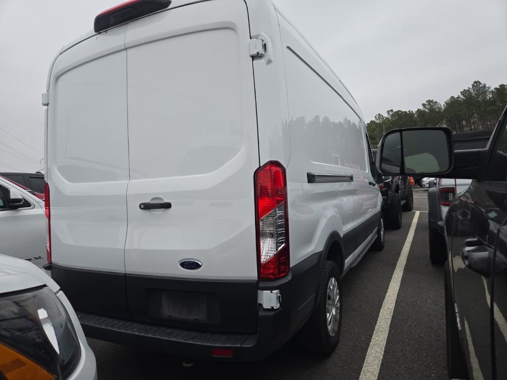 2023 Ford E-Transit view 3