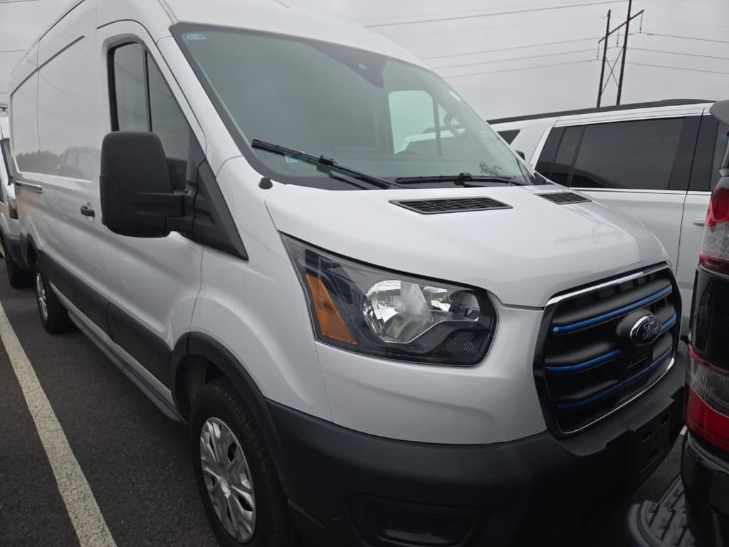 2023 Ford E-Transit view 4